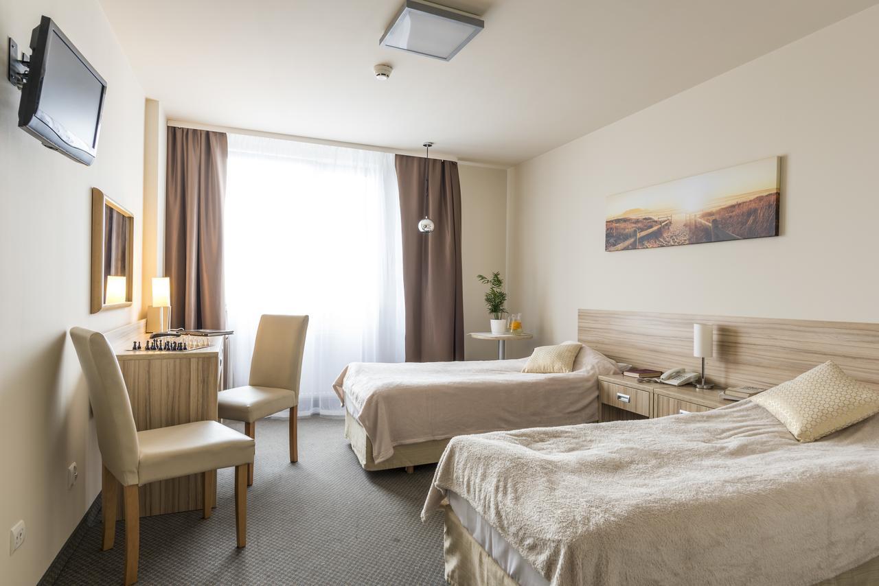 Willa Wiosenna Hotell Ozarow Mazowiecki Exteriör bild