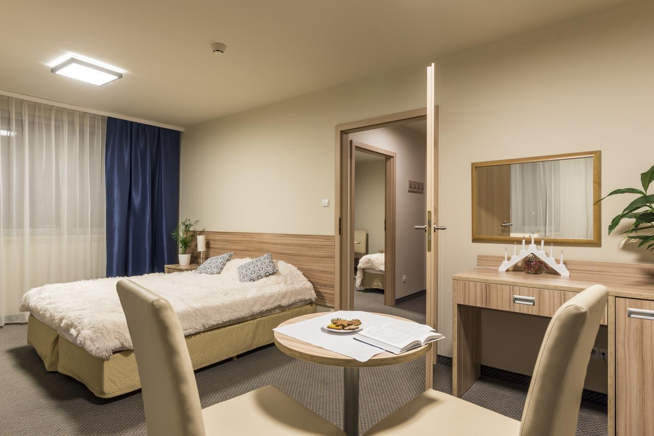 Willa Wiosenna Hotell Ozarow Mazowiecki Exteriör bild