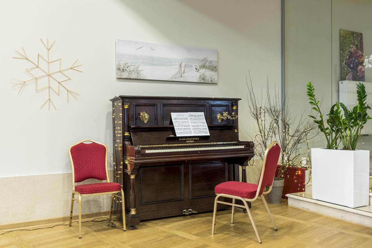 Willa Wiosenna Hotell Ozarow Mazowiecki Exteriör bild